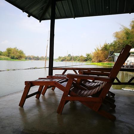 River Marina Resort Uthai Thani Rom bilde